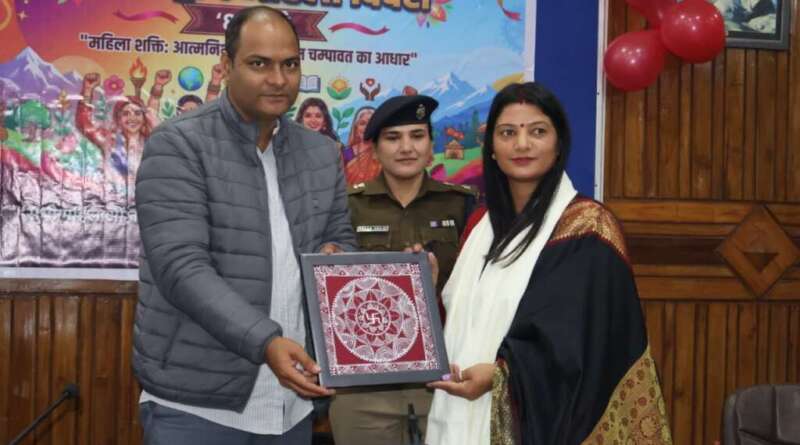 चम्पावत : जिलाधिकारी ने उत्कृष्ट कार्य करने वाली महिला अधिकारियों व कर्मचारियों को किया सम्मानित