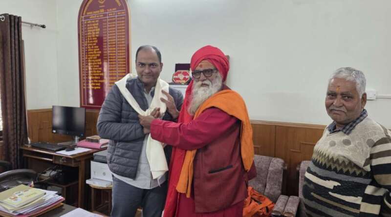चम्पावत : बाबा धर्मराज पुरी ने जिलाधिकारी से भेंट कर जनपद के विकास कार्यों की सराहना की