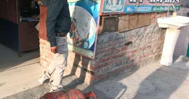 चम्पावत : घरेलू गैस सिलेंडरों के व्यावसायिक उपयोग पर प्रशासन की सख्ती, छापेमारी में 10 सिलेंडर ज़ब्त