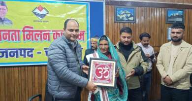 चम्पावत : अटूट संकल्प और श्रम से जंगल की तस्वीर बदलने वाली भागीरथी देवी को जिलाधिकारी ने किया सम्मानित