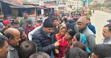 चम्पावत : जिलाधिकारी ने किया गैस वितरण व्यवस्था का निरीक्षण, लोगों से बातचीत कर व्यवस्था का लिया जायजा