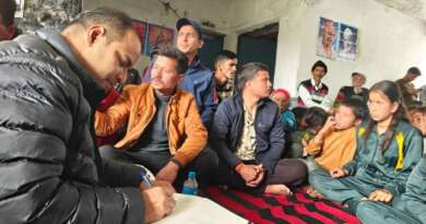 चम्पावत : रौकुंवर गांव में जिलाधिकारी ने लगाई चौपाल, पैदल पहुंचकर सुनीं समस्याएं