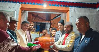 गुमदेश के श्री चौखाम बाबा मंदिर में जिलाधिकारी ने भेंट की मुख्यमंत्री संस्कृति संवर्धन किट