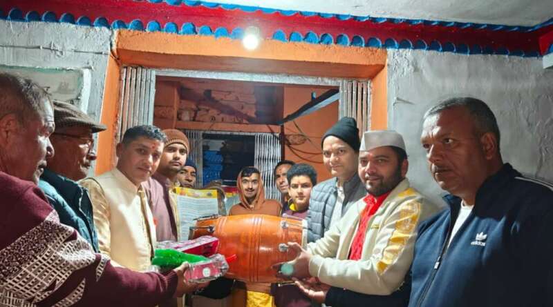 गुमदेश के श्री चौखाम बाबा मंदिर में जिलाधिकारी ने भेंट की मुख्यमंत्री संस्कृति संवर्धन किट