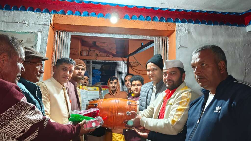 गुमदेश के श्री चौखाम बाबा मंदिर में जिलाधिकारी ने भेंट की मुख्यमंत्री संस्कृति संवर्धन किट