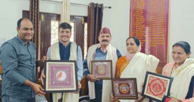 अनुज पंत की सफलता पर जिलाधिकारी मनीष कुमार ने किया सम्मानित, दी शुभकामनाएं