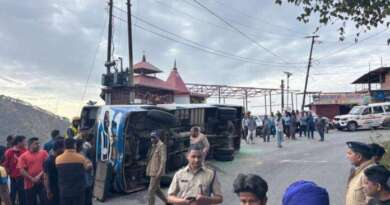 नैनीताल : केएमओयू की बस दुर्घटनाग्रस्त, एक की मौके पर मौत, सात यात्री घायल