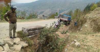 अल्मोड़ा में भीषण हादसा : ट्रैक्टर ट्रॉली पलटने से दो युवकों की दर्दनाक मौत, दो गंभीर घायल, गांव में पसरा मातम