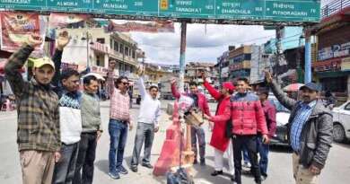 मीडिया कर्मियों ने फूंका खटीमा के भाजपा नेता का पुतला,मुकदाम निरस्त करने की मांग