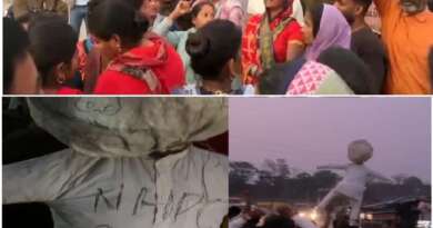 टनकपुर : अस्थाई दुकानें लगाने की अनु​मति न मिलने पर गुस्साए व्यापारियों ने एनएसपीसी जीएम ऋषि रंजन का पुतला फूंका