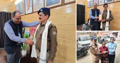 चम्पावत : ​जिलाधिकारी ने यातायात पुलिस के जवान हेम माहरा को ईमानदारी और कर्तव्यनिष्ठा के लिए किया सम्मानित