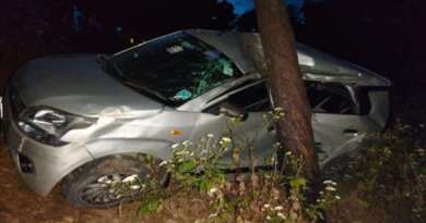 अल्मोड़ा में अनियंत्रित होकर खाई में गिरी कार, तीन गंभीर घायल, दो की हालत नाजुक