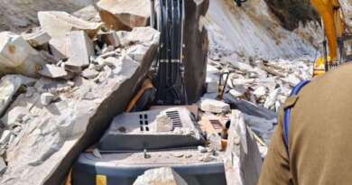 कैलाश मानसरोवर मार्ग पर चट्टान दरकने से पोकलैंड के साथ दबा ऑपरेटर, 8 घंटे बाद निकाला जा सका शव