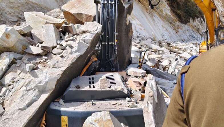 कैलाश मानसरोवर मार्ग पर चट्टान दरकने से पोकलैंड के साथ दबा ऑपरेटर, 8 घंटे बाद निकाला जा सका शव