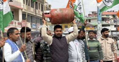कांग्रेस ने एलपीजी संकट को लेकर चम्पावत व लोहाघाट में फूंका भाजपा सरकार का पुतला