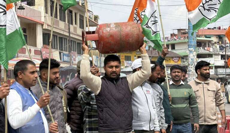 कांग्रेस ने एलपीजी संकट को लेकर चम्पावत व लोहाघाट में फूंका भाजपा सरकार का पुतला