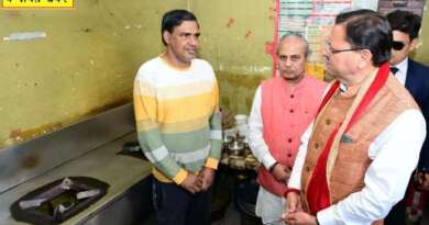 रसोई गैस आपूर्ति का जायजा लेने सीएम धामी पहुंचे रेस्टोरेंट