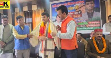 लोहाघाट : यूपीएससी में 69वीं रैंक प्राप्त करने वाले अनुज का लोहाघाट में हुआ भव्य स्वागत