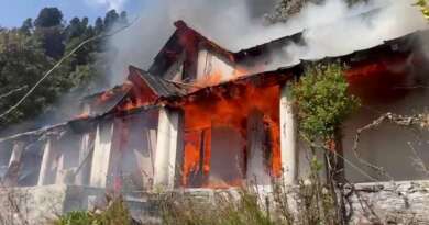 नैनीताल में ब्रिटिशकालीन भवन में लगी भीषण आग, लपटों को देख सहमे लोग, मच गई अफरा तफरी