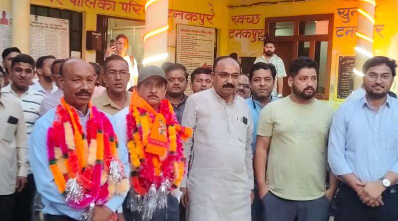टनकपुर : पालिका के अभियंता लक्ष्मण सिंह बोहरा और कर संग्रहक अर्जुन सिंह को सेवानिवृत पर दी विदाई