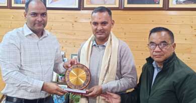 शैलेश मटियानी पुरस्कार के लिए चयनित नवीन पंत और जहीर अब्बास को जिलाधिकारी ने किया सम्मानित