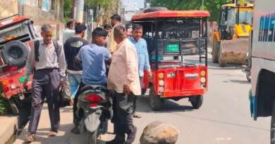 टनकपुर में डंपर से गिरा बोल्डर, टुकटुक दीवार से टकराया, बड़ा हादसा होने से टला