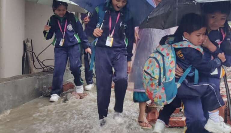 चम्पावत : बारिश ने खोली व्यवस्थाओं की पोल, सड़क बनी नाला