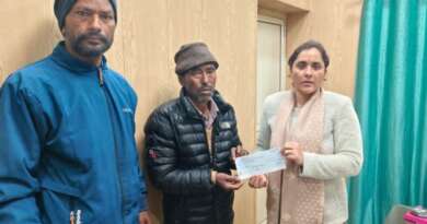 लोहाघाट : प्रभावित पशुपालक को प्रशासन ने दी त्वरित राहत