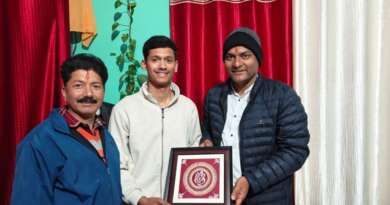 चम्पावत : सीडीएस परीक्षा उत्तीर्ण करने पर गौरव जोशी को जिलाधिकारी ने घर जाकर किया सम्मानित