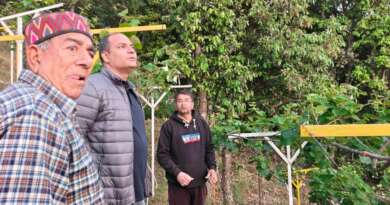 चम्पावत के युवा काश्तकार कमल गिरी बने बागवानी के रोल मॉडल, डीएम मनीष कुमार ने फार्म पहुंचकर की सराहना