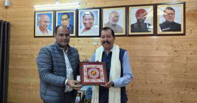 चम्पावत : वन्य जीव से भिड़कर बचाई दो जिंदगियां, राजेंद्र सिंह धामी को जिलाधिकारी ने किया सम्मानित