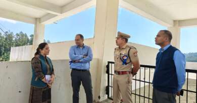 लोहाघाट : जिलाधिकारी ने पार्किंग व टैक्सी स्टैंड का किया निरीक्षण, समग्र कार्ययोजना बनाने के निर्देश