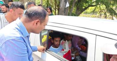 लोहाघाट : छात्र से बातचीत कर जिलाधिकारी मनीष कुमार ने जानी जमीनी हकीकत