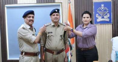 चम्पावत : एसपी ने पदोन्नत अधिकारी के कंधों पर सजाए सफलता के सितारे