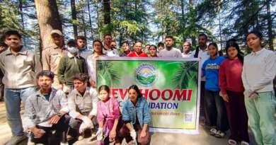 लोहाघाट : डीएम के नेतृत्व में चलाया गया वृहद स्वच्छता अभियान, कहा- अंधेरे या छिपकर जंगलों में कूड़ा फेंकने की प्रवृत्ति बंद हो