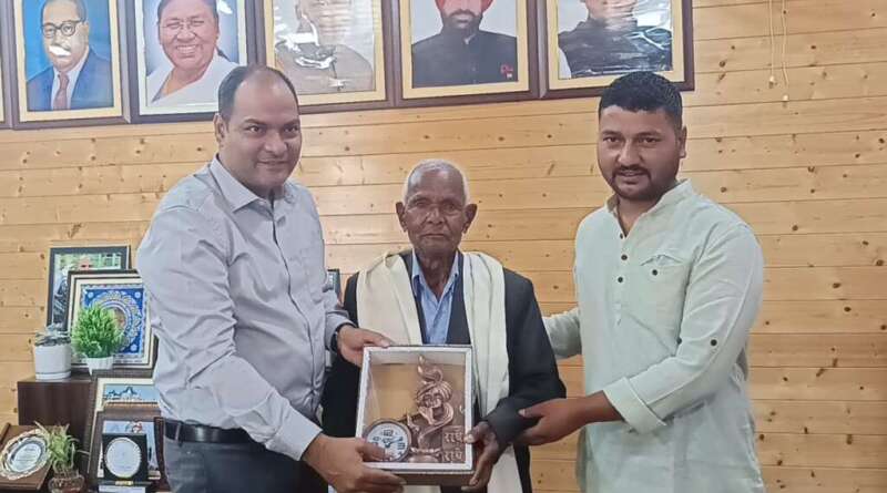 त्याग, समर्पण और शिक्षा के दीप स्तंभ- 93 वर्षीय वयोवृद्ध शिक्षक चिरंजी लाल वर्मा का जिलाधिकारी ने किया सम्मान