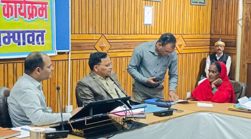 चम्पावत : जिलाधिकारी ने दिव्यांग को दिलाई त्वरित राहत, मौके पर ही शुरू कराई प्रमाण पत्र व आधार कार्ड की प्रक्रिया
