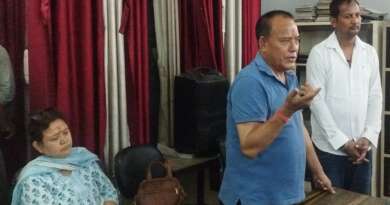 टनकपुर : यूकेएसएसएससी चेयरमैन मर्तोलिया ने सिटीजन पुस्तकालय में छात्र छात्राओं से किया संवाद