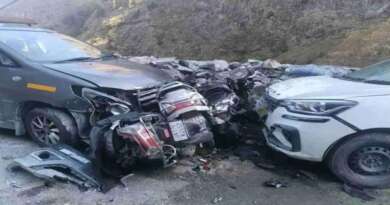 तेज रफ्तार कार ने 11 स्कूटियों को रौंदा, मची अफरातफरी