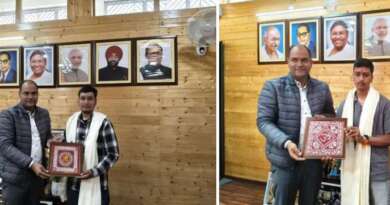 चम्पावत : विदेश मंत्रालय में ASO बने संदीप और टैक्स असिस्टेंट सौरभ को जिलाधिकारी ने किया सम्मानित