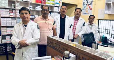 चम्पावत : विभिन्न मांगों को लेकर फार्मेसी अधिकारियों का आंदोलन जारी, काले फीते बांध जताया विरोध