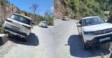 चम्पावत: एनएच में पैराफिट से टकराकर हवा में लटकी कार, बाल-बाल बची तीन लोगों की जान