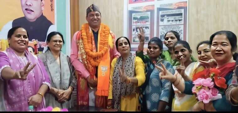 दर्जा राज्य मंत्री बनने के बाद पहली बार टनकपुर पहुंचे मुकेश महराना का हुआ जोरदार स्वागत