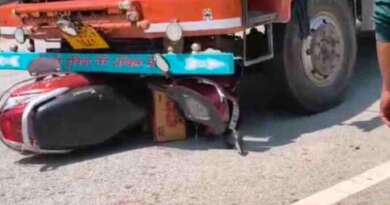 चम्पावत : एनएच पर बड़ा हादसा, कैंटर की चपेट में आई स्कूटी; हेलमेट ने बचाई महिला की जान