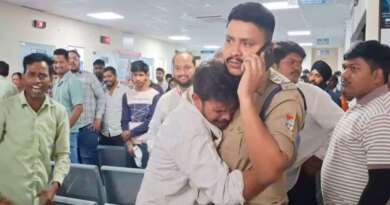 आंख के ऑपरेशन बाद मरीज की मौत, पुलिसकर्मी से लिपटकर फूट-फूट कर रोए परिजन, लगाई न्याय की गुहार
