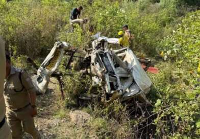 उत्तराखंड में भीषण सड़क हादसा, गहरी खाई में गिरा वाहन, कई लोगों की मौत की सूचना
