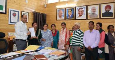 चम्पावत : गांव में गैस की आपूर्ति कराए जाने की मांग को लेकर डीएम को ज्ञापन सौंपा