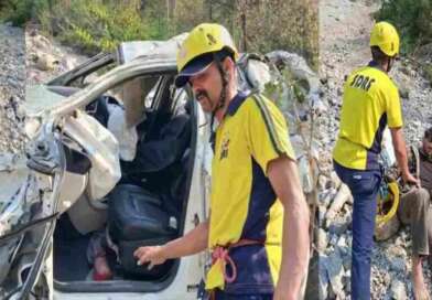 ऋषिकेश बद्रीनाथ राजमार्ग पर 400 मीटर गहरी खाई में गिरी कार, एक घायल , एक लापता…