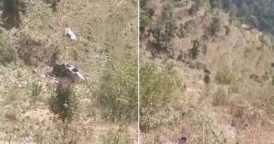 उत्तराखंड में दर्दनाक सड़क हादसा: मैक्स वाहन 100 मीटर खाई में गिरा, दो की मौत, चार घायल