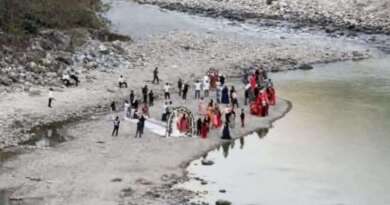 उत्तराखंड : वेडिंग डेस्टिनेशन के नाम पर श्मशान घाट पर करा दी शादी की जयमाला रस्म, प्रशासन रिजॉर्ट संचालक पर लेगा एक्शन